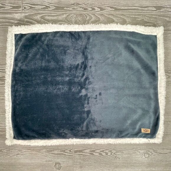 UGG Navy Blue Pillowcase Sham Faux Fur Soft & Fluffy Standard Size 20 x 28" - Picture 3 of 10